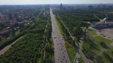 Yaz günü modern Moskova şehri ünlü kutuzovsky trafik bulvarı havadan panoramik 4k Rusya