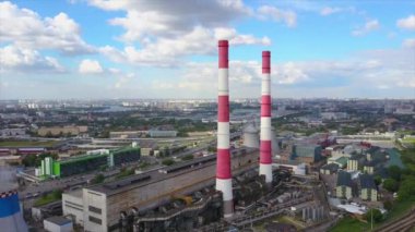 Yazın güneşli bir günde Moskova Sanayi Fabrikası havadan panoramik 4k Rusya