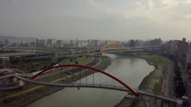 Tayvan 'ın Taipei şehrindeki mimarinin havadan görünüşü, 4k