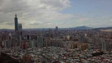 Tayvan 'ın Taipei şehrindeki mimarinin havadan görünüşü, 4k