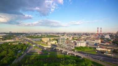 Şehir merkezi, Moskova, Rusya 'nın kavşağındaki şehir trafiğinin panoramik görüntüsü. 4k, zaman ayarlı 