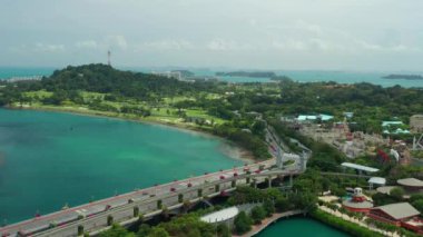 Sentosa Adası, Singapur 'da yol trafiği, hava manzarası, 4K