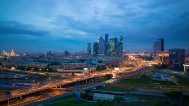 Şehir merkezi, Moskova, Rusya 'nın kavşağındaki şehir trafiğinin panoramik görüntüsü. 4k, zaman ayarlı 