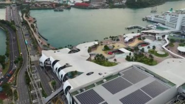 Singapur 'un Sentosa Adası' ndaki ünlü alışveriş merkezinin hava manzarası, 4K
