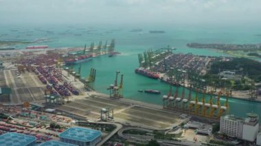 Singapur 'un Sentosa Adası' ndaki ünlü liman limanının hava manzarası. 