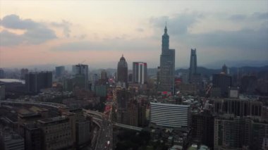 Tayvan 'ın Taipei şehrindeki mimarinin havadan görünüşü, 4k