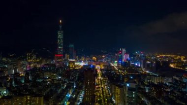Gecenin üstündeki hava manzarası Tayvan, Taipei 'deki ünlü kuleyle şehir manzarasını aydınlattı. Zaman aşımı  