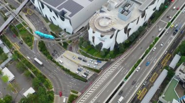 Singapur 'un Sentosa Adası' ndaki ünlü alışveriş merkezinin hava manzarası, 4K