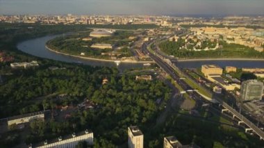 Güneşli bir akşam Moskova 'nın ünlü luzhniki Stadyumu dustrict nehir havası panoramik 4k Rusya