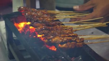 Endonezya 'nın Jakarta şehrinde sokak yemekleri barbeküsü