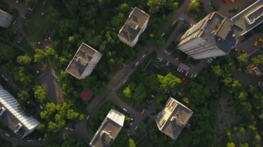 Güneşli bir akşam Moskova yaşam alanı havadan aşağı 4k rusya