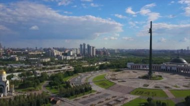 Güneşli bir gün Moskova şehri poklonnaya tepe parkı havadan panoramik 4k Rusya