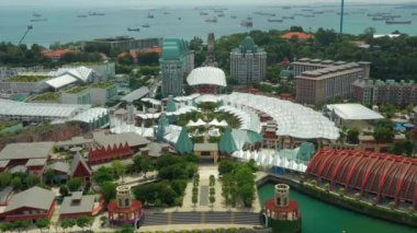 Singapur 'un Sentosa Adası' ndaki havadan mimari manzarası. 