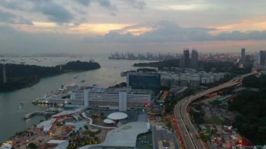 Singapur 'un Sentosa Adası' ndaki ünlü alışveriş merkezinin hava manzarası, 4K