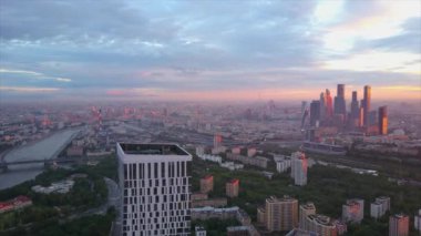 Günbatımı Moskova şehri modern blok şehir havadan panoramik 4k Rusya