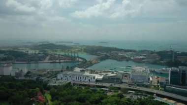 Singapur 'un Sentosa Adası' ndaki ünlü alışveriş merkezinin hava manzarası, 4K
