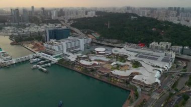 Singapur 'un Sentosa Adası' ndaki ünlü alışveriş merkezinin hava manzarası, 4K