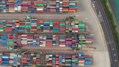 Singapur 'un Sentosa Adası' ndaki konteynırların hava manzarası.