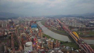 Tayvan 'ın Taipei şehrindeki mimarinin havadan görünüşü, 4k