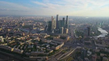Güneşli gün batımı Moskova modern şehir trafik halkası havadan panoramik 4k Rusya