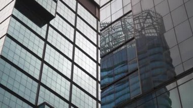 Endonezya 'nın merkezindeki Jakarta şehrindeki modern binaların cam cepheleri