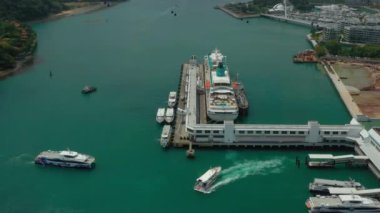 Singapur 'un Sentosa Adası' ndaki yolcu gemisi rıhtımının hava manzarası.