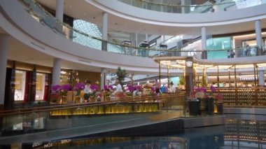 Singapur 'daki ünlü alışveriş merkezinin kalabalığı, Panorama 4k