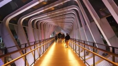 Jakarta şehrinde gece aydınlığı. Yaya köprüsü. Endonezya 'da. Sokak panoraması, 4K 