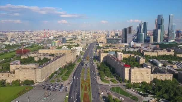 现代莫斯科市著名的库图佐夫斯基交通大道空中全景4K俄罗斯 — 图库视频影像