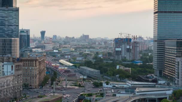 全景全景城市交通在环路交叉口与城市景观 莫斯科城市 俄罗斯 时间过去了 — 图库视频影像