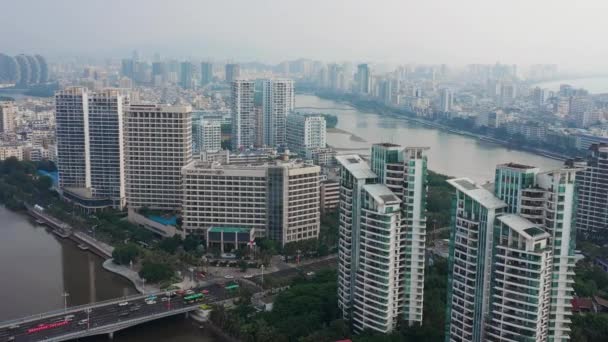 Luftaufnahme Von Oben Nach Unten Von Sanya Fluss Straßenverkehr Hainan — Stockvideo