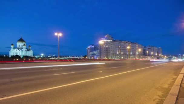 Nocny Oświetlony Most Ruchem Miejskim Moskwie Rosja Upływ Czasu — Wideo stockowe