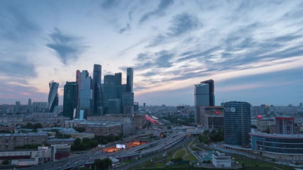 全景全景城市交通在环路交叉口与城市景观 莫斯科城市 俄罗斯 时间过去了 — 图库视频影像