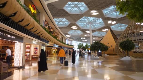 Interior Abarrotado Del Aeropuerto Internacional Ciudad Bakú Azerbaiyán Panorama — Vídeos de Stock