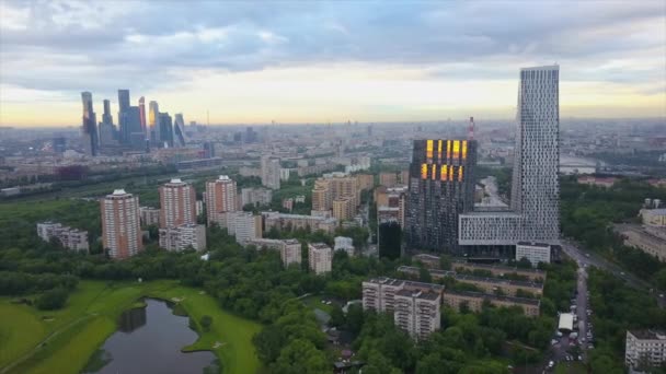 Západ Slunce Obloha Moscow Moderní Žijící Blok Cityscape Letecké Panoramatické — Stock video