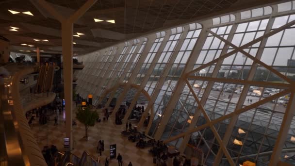 Interior Abarrotado Del Aeropuerto Internacional Ciudad Bakú Azerbaiyán Panorama — Vídeos de Stock