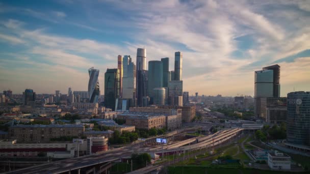 Panoramiczny Widok Ruch Miejski Skrzyżowaniu Obwodnicy Krajobrazem Miejskim Miastem Moskwy — Wideo stockowe