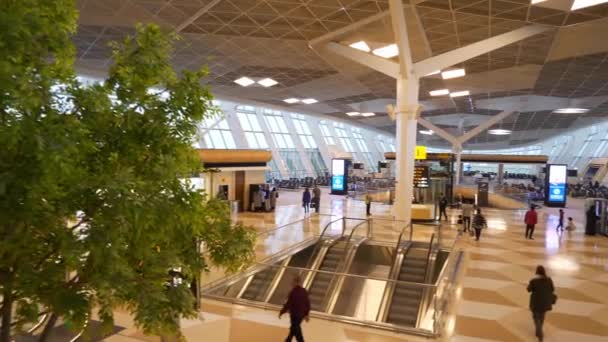 Interior Abarrotado Del Aeropuerto Internacional Ciudad Bakú Azerbaiyán Panorama — Vídeos de Stock