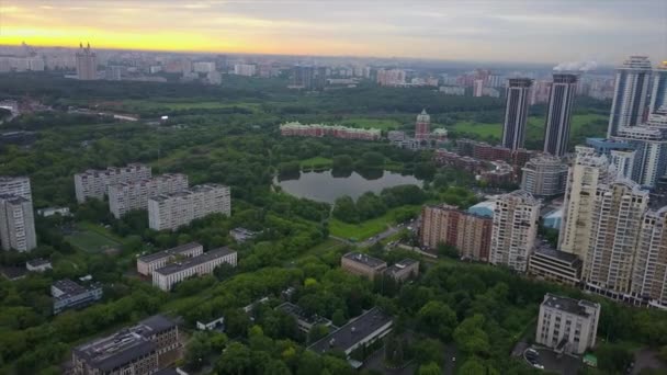 Západ Slunce Obloha Moscow Moderní Obývací Blok Jezero Cityscape Letecké — Stock video