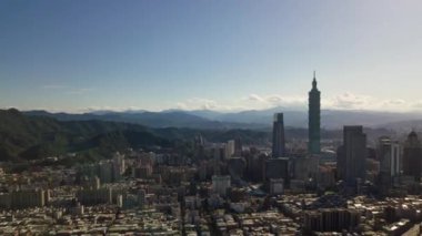 Taipei şehir manzarası, Tayvan, 4k, zaman atlamalı gökyüzünde gündüz bulutlarından oluşan hava manzarası 