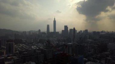 Tayvan 'ın Taipei şehrindeki mimarinin havadan görünüşü, 4k