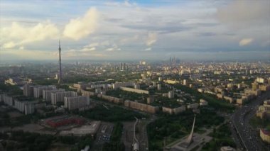 Günbatımı Moskova gökyüzü ünlü şehir ostankino kulesi havadan panoramik 4k Rusya