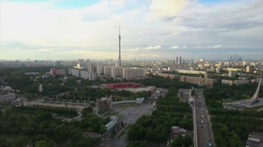 Gün batımı Moskova ünlü şehir manzarası giriş anıtı havadan panoramik 4k Rusya