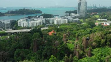 Singapur 'un Sentosa Adası' ndaki apartman kompleksinin hava manzarası. 