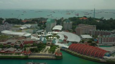 Singapur 'un Sentosa Adası' ndaki havadan mimari manzarası. 