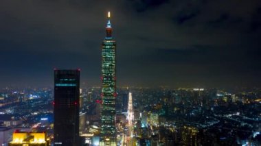 Gecenin üstündeki hava manzarası Tayvan, Taipei 'deki ünlü kuleyle şehir manzarasını aydınlattı. Zaman aşımı  