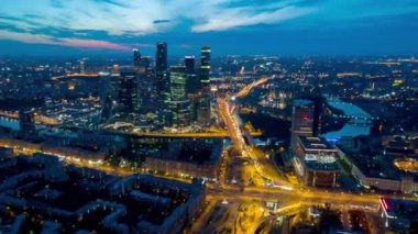 Sokak trafiğiyle, Rusya 'yla, Moskova' yla, 4K 'yla, zaman çizgisiyle dolu bir şehir.