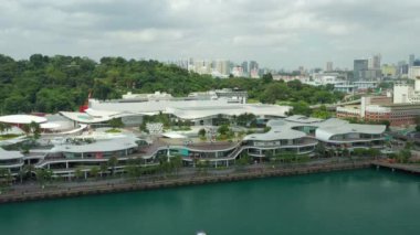Singapur 'un Sentosa Adası' ndaki ünlü alışveriş merkezinin hava manzarası, 4K