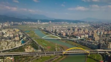 Taipei şehir manzarası, Tayvan, 4k, zaman atlamalı gökyüzünde gündüz bulutlarından oluşan hava manzarası 