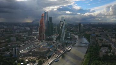 Yaz günü güneşi modern Moskova şehrinin panoramik 4k Rusya 'sını bulutlandırıyor